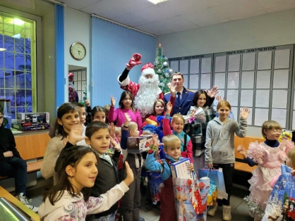 Сотрудники Кемского межрайонного следственного отдела организовали для детей новогодний праздник